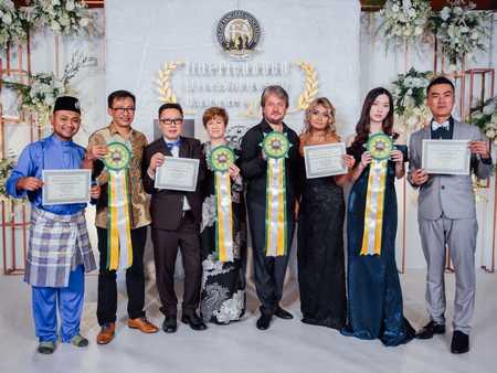 Elena Korotaeva and Vladimir Korotaev at CFA ID Award Banquet 2017-2018, Bangkok, Thailand. With collegues from Asia