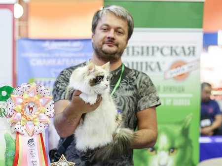 Vladimir Korotaev at WCF Show with Household Pet Nyasha